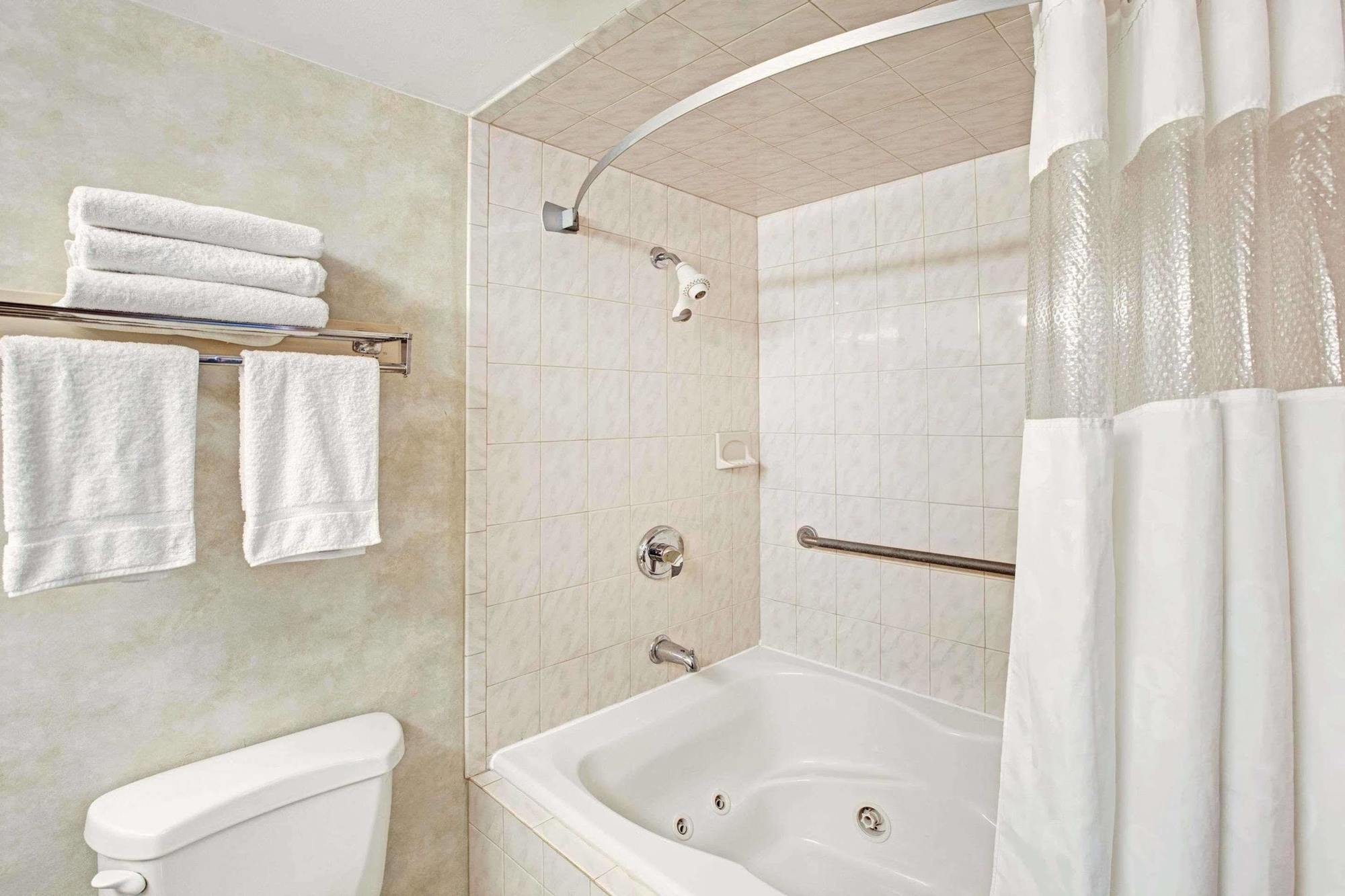Ramada By Wyndham Flemington Otel Dış mekan fotoğraf
